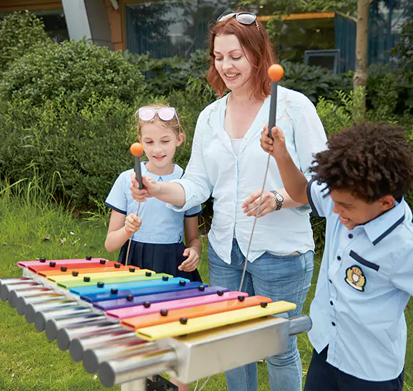 Binnen de speeltuin voor kinderen